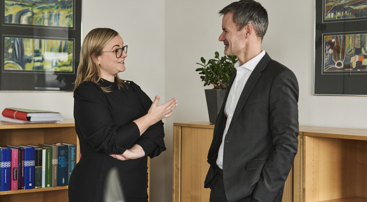 Mathilde Bak og Jakob S. Johnsen taler sammen