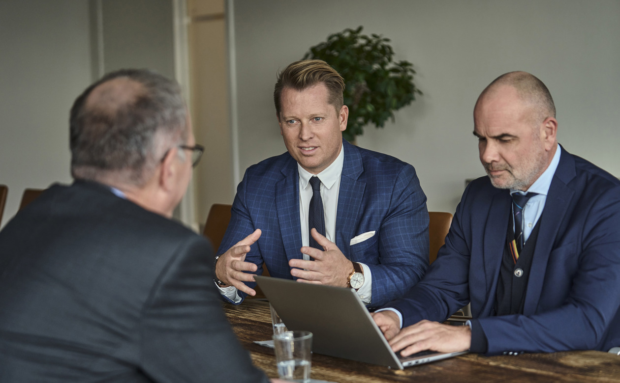 Christian Kjær Rugaard og Nicoline Madsen i møde med med tredje person