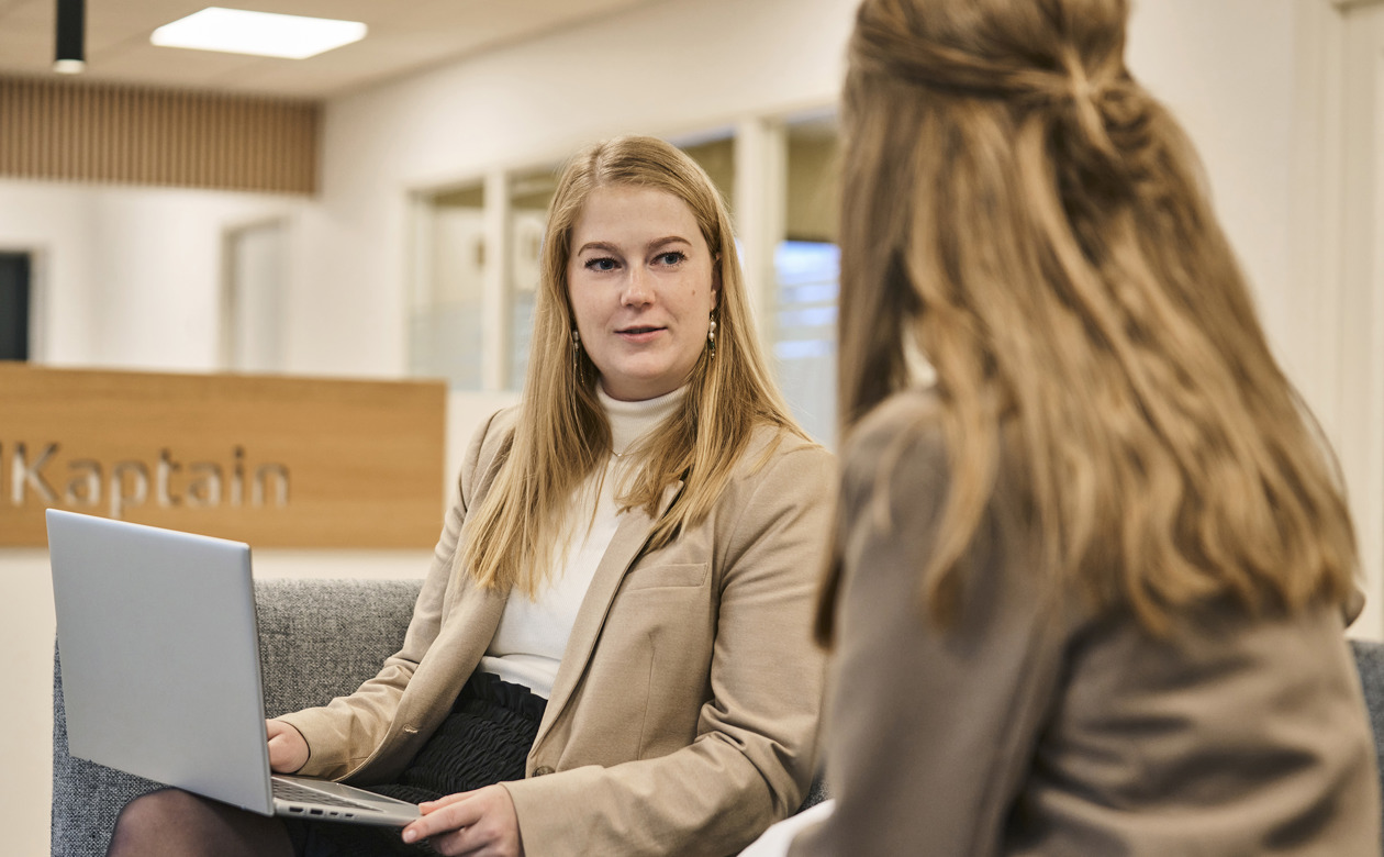 To kvinder holder møde