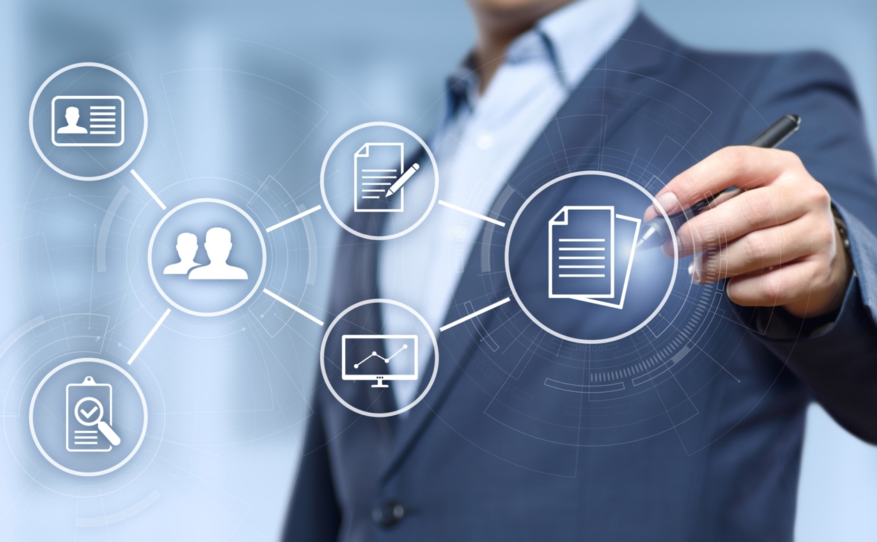 Person trykker på noget på en skærm under dataetik