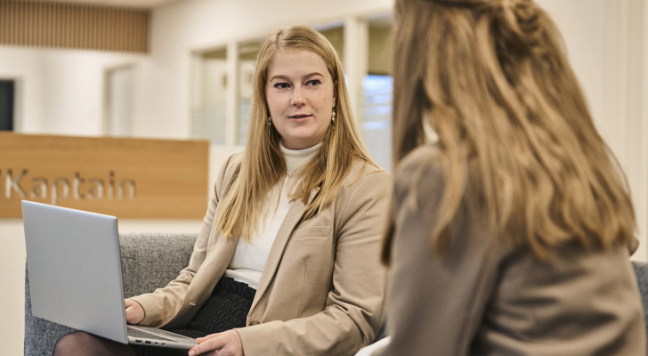 Nicoline Madsen holder møde med person