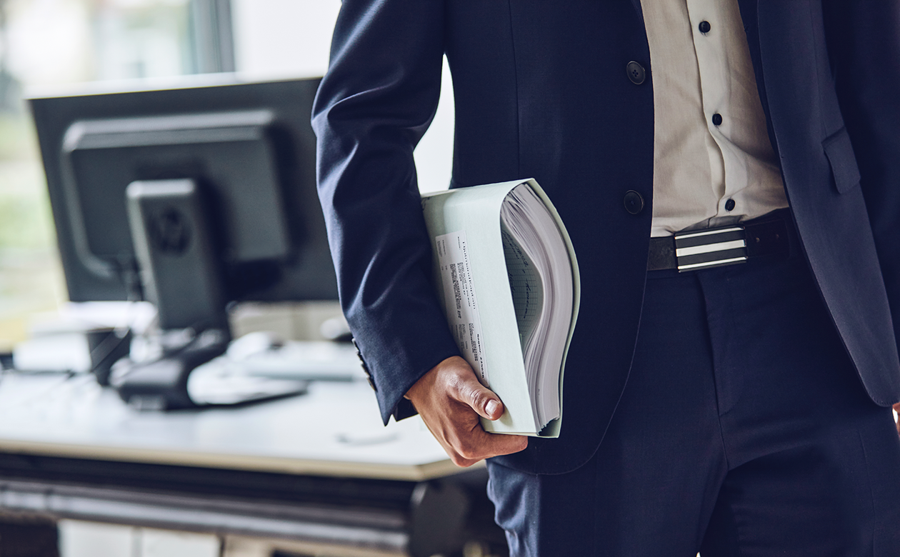 Advokat der holder sagsmappe