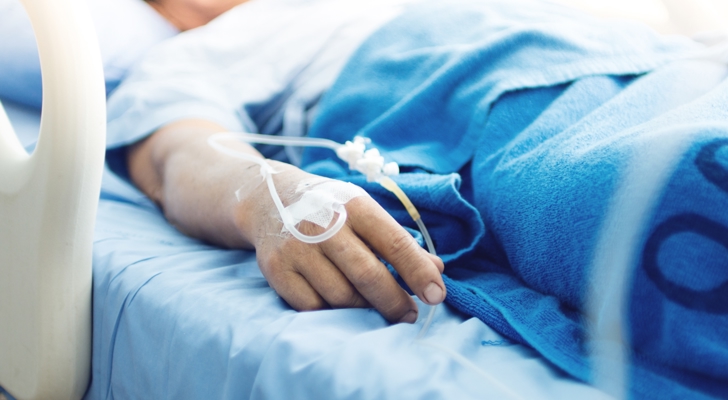 Person ligger i hospitalseng med patientskade 