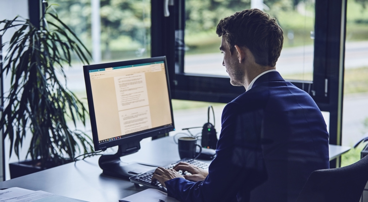Advokat der sidder foran computer