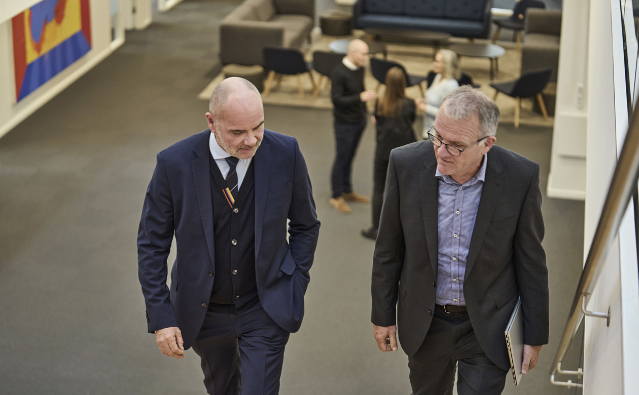 Mads Balsby Wilkens og Per Christensen går på trappe hos HjulmandKaptain