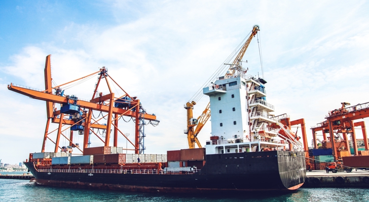 Containerskib i havn