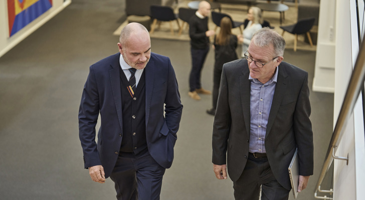 Mads Balsby Wilkens og Per Christensen går på trappe hos HjulmandKaptain