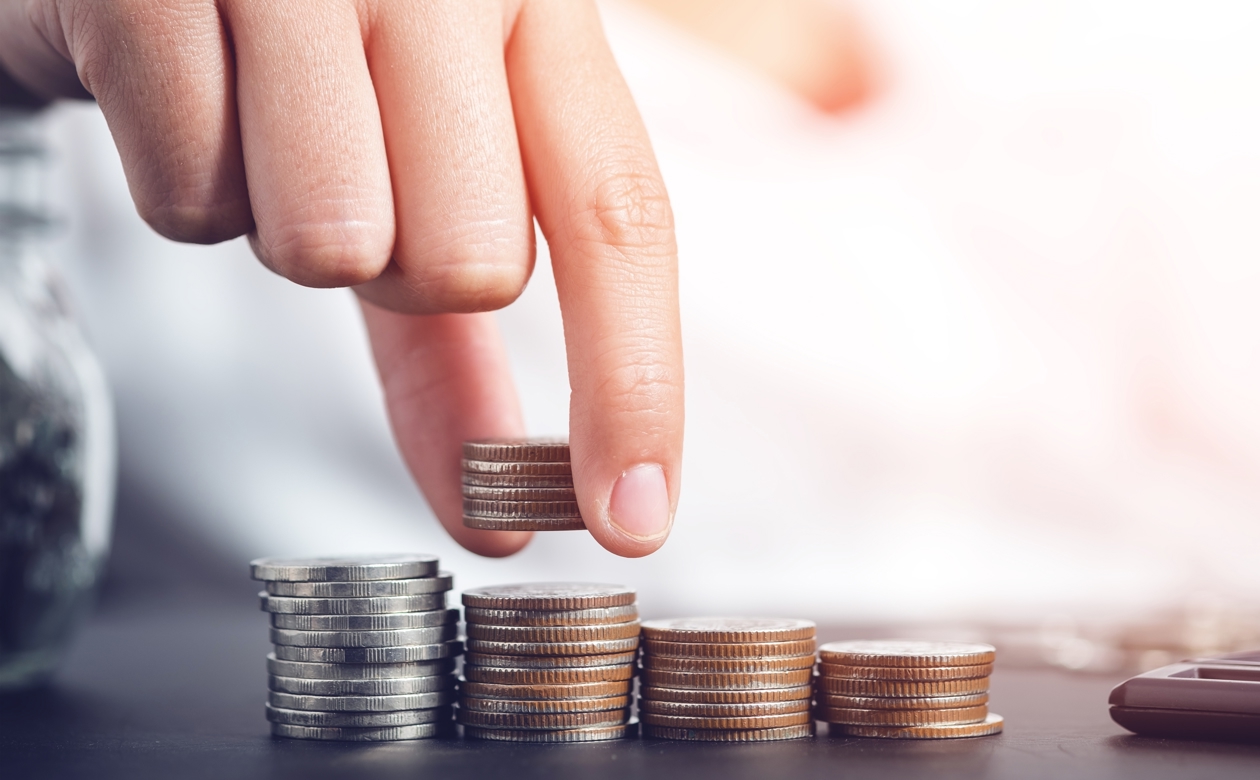Hænder der stabler mønter