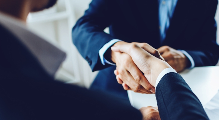 To personer giver hånd