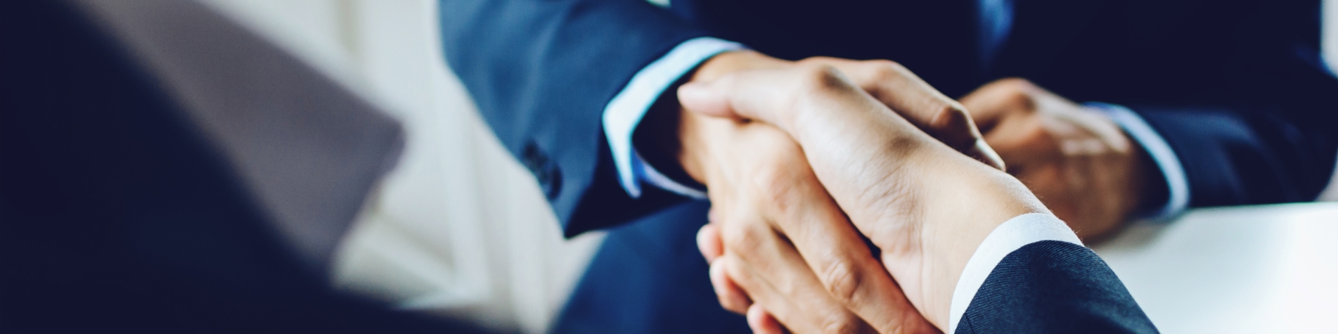 To personer giver hånd