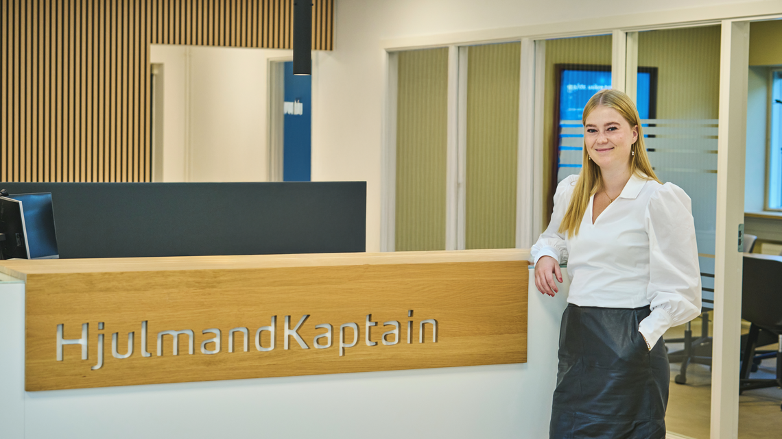Nicoline Madsen foran reception hos HjulmandKaptain