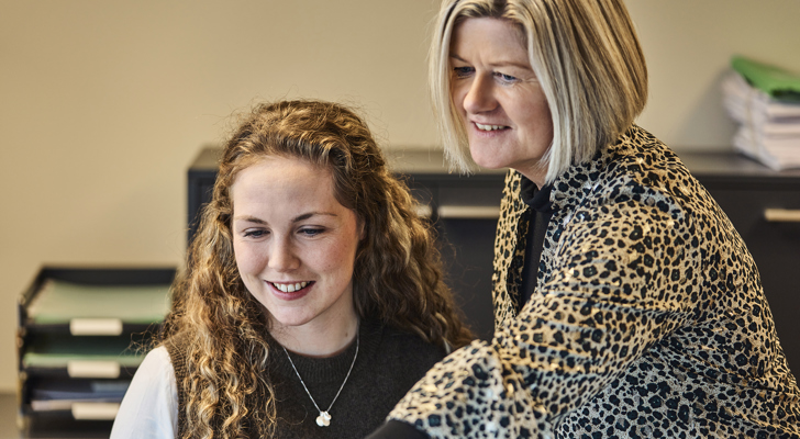 Tre kollegaer hos HjulmandKaptain taler sammen