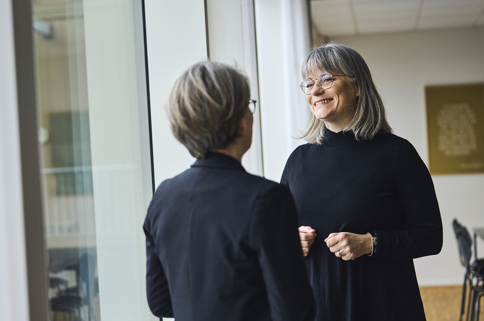 Karina Kellmer snakker med anden kvindelig advokat
