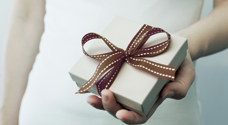 Person der står med lille gave i hånden