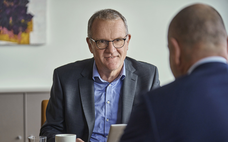 Per Christensen holder møde med anden person