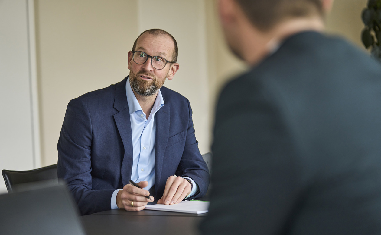 To advokater der taler sammen på kontorgang