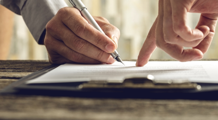 Der bliver skrevet under på et testamente