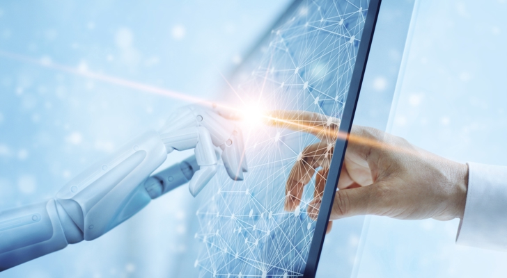Robotarm med kunstig intelligens trykker på skærm