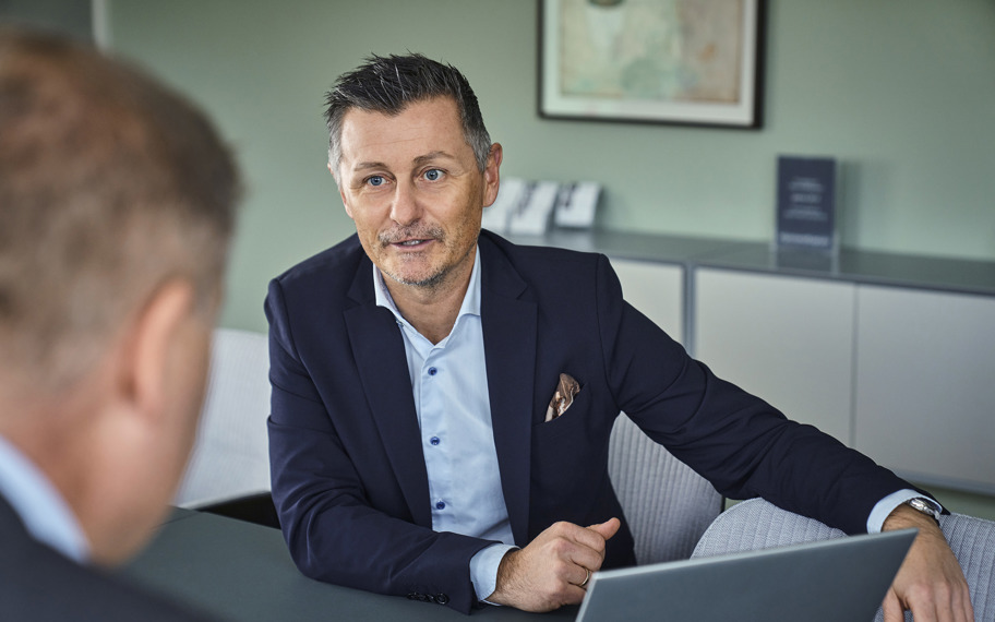 Tre advokater snakker sammen