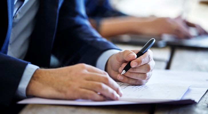 Person underskriver papirdokument