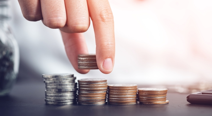 Mønter bliver stablet