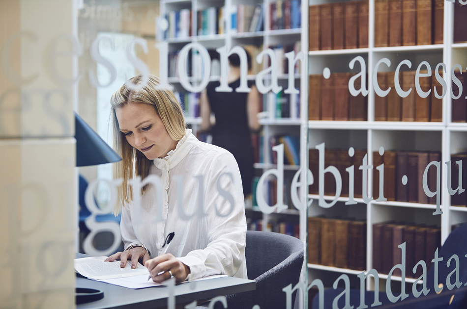 Kvinde sidder på bibliotek hos HjulmandKaptain