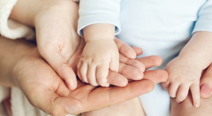 Familie med lille barn holder i hånd